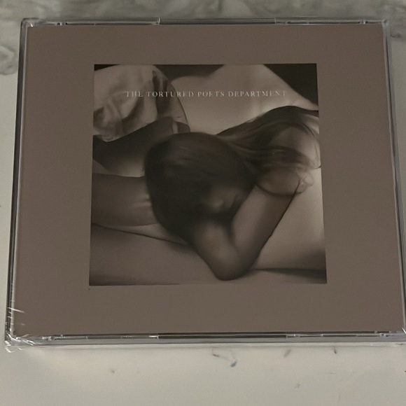 Sealed - The Bolter Taylor Swift Collectors Edition Deluxe CD 🤍🖤 - Picture 2 of 3